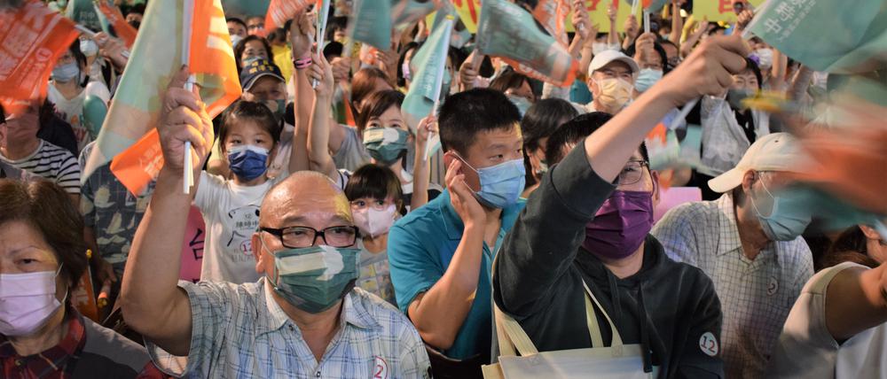 Anhänger der linksliberalen DPP, die seit 2016 mit Tsai Ing-wen die Präsidentin stellt, vor deren Wahlkampfrede in Taipeh.