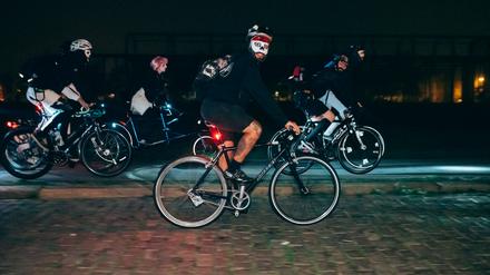 Die Alleycat-Fahrer streunen vom Blankensteinpark in Richtung Anton-Saefkow-Park.  