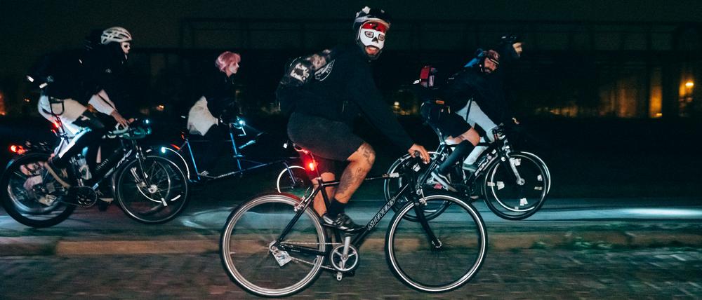 Die Alleycat-Fahrer streunen vom Blankensteinpark in Richtung Anton-Saefkow-Park.