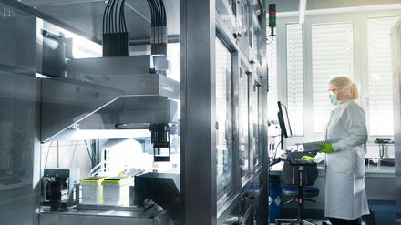 Eine Wissenschaftlerin bei der Arbeit im Labor der Firma Biontech.