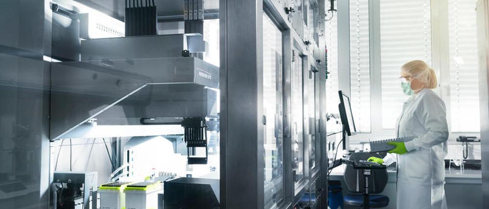 Eine Wissenschaftlerin bei der Arbeit im Labor der Firma Biontech.