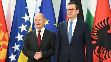 03.11.2022, Berlin: Bundeskanzler Olaf Scholz (l, SPD) begrüßt Polens Ministerpräsident Mateusz Morawiecki zum Westbalkan-Gipfel. Es nehmen die Staats- und Regierungschefs der sechs Staaten des westlichen Balkans teil, die einen EU-Beitritt anstreben. Foto: Britta Pedersen/dpa +++ dpa-Bildfunk +++
