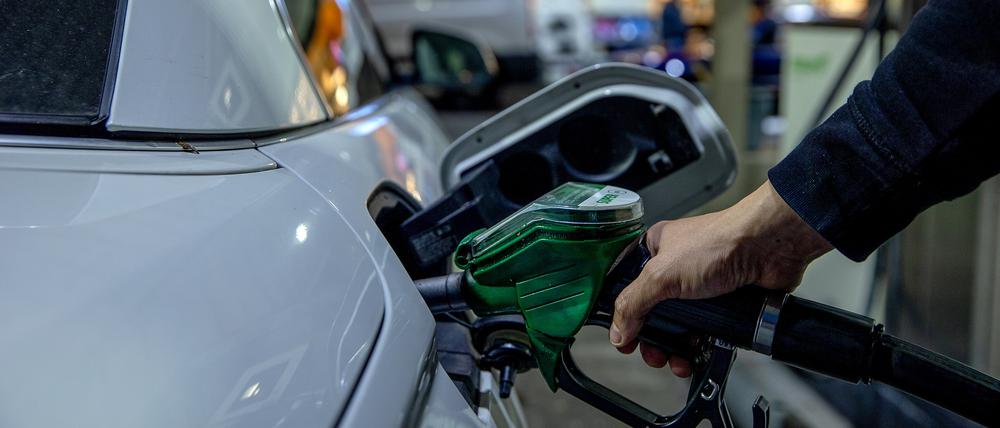 Ein Autofahrer tankt ein Auto mit Benzin Super E5 an einer Tankstelle des Mineralölkonzerns Total in der Chausseestrasse.