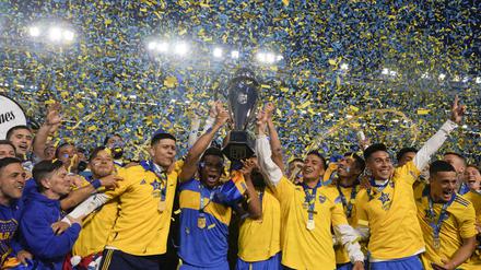 23.10.2022, Argentinien, Buenos Aires: Spieler der Boca Juniors feiern nach einem Spiel gegen Independiente den Meistertitel in der argentinischen Liga.