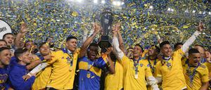 23.10.2022, Argentinien, Buenos Aires: Spieler der Boca Juniors feiern nach einem Spiel gegen Independiente den Meistertitel in der argentinischen Liga.