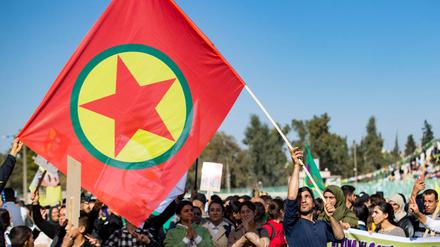 Syrische Kurden mit der Fahne der PKK