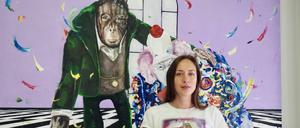 Luisa Pohlmann vor ihrem Gemälde „Spiel des Lebens“ (2020) 