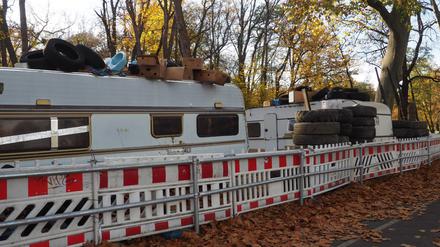 Wohnwagen und Schrott auf dem Grundstück in der Puschkinallee 42