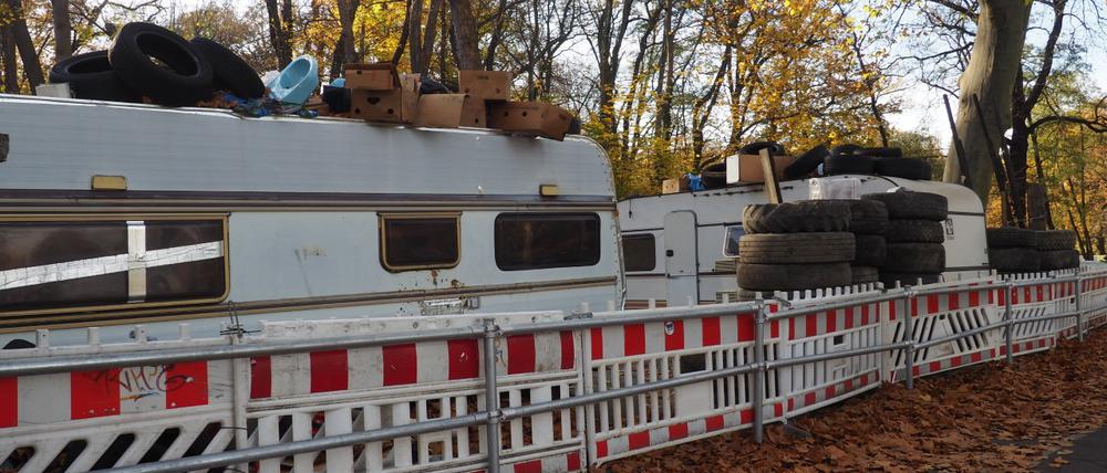 Wohnwagen und Schrott auf dem Grundstück in der Puschkinallee 42