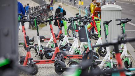 Nach eigenen Untersuchungen stehen oder liegen zwei Drittel der E-Scooter, Fahrräder und Elektro-Motorroller an falschen Stellen.