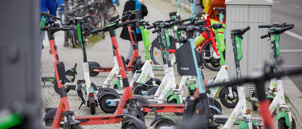 Nach eigenen Untersuchungen stehen oder liegen zwei Drittel der E-Scooter, Fahrräder und Elektro-Motorroller an falschen Stellen.