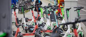 Nach eigenen Untersuchungen stehen oder liegen zwei Drittel der E-Scooter, Fahrräder und Elektro-Motorroller an falschen Stellen.