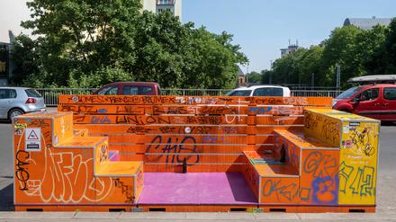 Parklets statt Parkplätze für Autos - Ein buntes und beschmiertes Parklet steht in der Dunckerstraße in Berlin Prenzlauer Berg. 