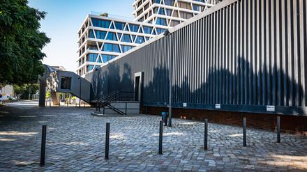 Die Rieckhallen und der Hamburger Bahnhof bedingen einander. Ursprünglich sollten die Hallen, die auch Ausstellungen aus Beständen der Flick Collection Raum gab, abgerissen werden.