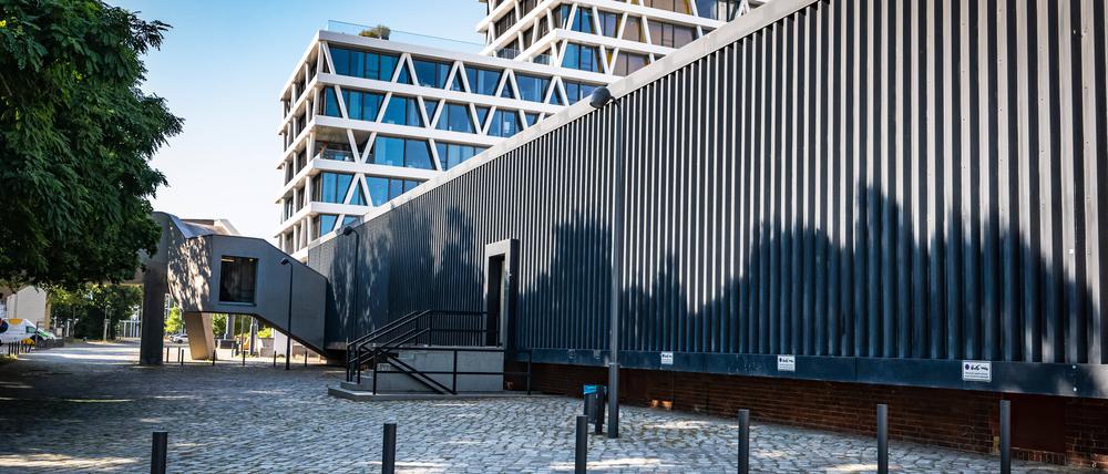 Die Rieckhallen und der Hamburger Bahnhof bedingen einander. Ursprünglich sollten die Hallen, die auch Ausstellungen aus Beständen der Flick Collection Raum gab, abgerissen werden.