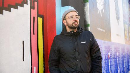 Sänger, Weltreisender, Unternehmensberater. Nino Skrotzki hat den Berliner Kneipenchor mit ins Leben gerufen, der 2019 mit Herbert Grönemeyer in der Waldbühne auftrat. Grönemeyer hatte damals zunächst einen professionelleren Chor ausgewählt, war damit jedoch nicht zufrieden – denn die Performance war ihm „zu perfekt“.