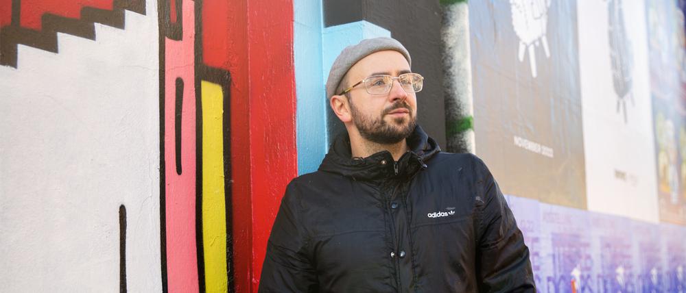 Sänger, Weltreisender, Unternehmensberater. Nino Skrotzki hat den Berliner Kneipenchor mit ins Leben gerufen, der 2019 mit Herbert Grönemeyer in der Waldbühne auftrat. Grönemeyer hatte damals zunächst einen professionelleren Chor ausgewählt, war damit jedoch nicht zufrieden – denn die Performance war ihm „zu perfekt“.