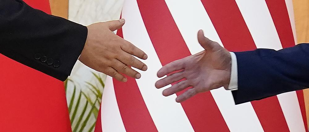 Der chinesische Staatschef Xi Jinping und US-Präsident Joe Biden auf Bali am 14. November 2022.