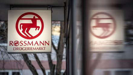 Eine Leuchttafel mit dem Firmenlogo hängt an eine Filiale der Drogeriemarktkette Rossmann.