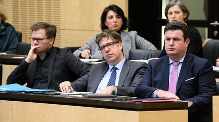 Carsten Schneider (l-r, SPD), Staatsminister für die neuen Bundesländer, Michael Kellner (Bündnis 90/Die Grünen), Parlamentarischer Staatssekretär im Bundesministerium für Wirtschaft und Klimaschutz, und Hubertus Heil (SPD), Bundesminister für Arbeit und Soziales, sitzen in der Sondersitzung des Deutschen Bundesrats zu den Dezember-Soforthilfen und dem geplanten Bürgergeld.