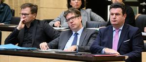 Carsten Schneider (l-r, SPD), Staatsminister für die neuen Bundesländer, Michael Kellner (Bündnis 90/Die Grünen), Parlamentarischer Staatssekretär im Bundesministerium für Wirtschaft und Klimaschutz, und Hubertus Heil (SPD), Bundesminister für Arbeit und Soziales, sitzen in der Sondersitzung des Deutschen Bundesrats zu den Dezember-Soforthilfen und dem geplanten Bürgergeld.