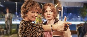 Karla (Karoline Herfurth, rechts) fühlt sich für ihre impulsive Mutter (Ulrike Kriener) verantwortlich.