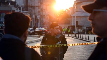 Polizisten stehen am Taksim-Platz. 
