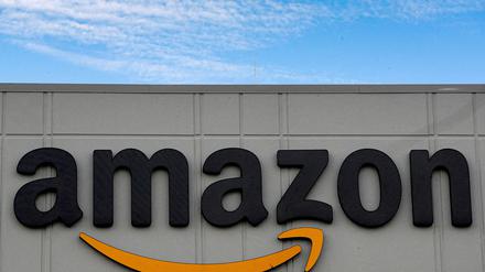 Amazon Logo auf einem Logistikcenter.
