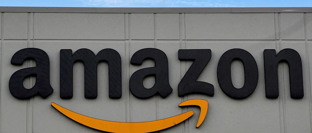 Amazon Logo auf einem Logistikcenter.