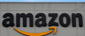 Amazon Logo auf einem Logistikcenter.