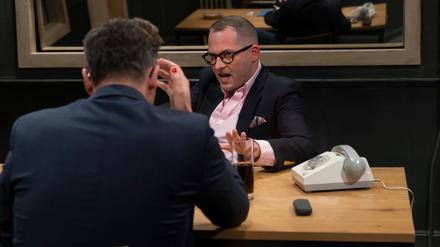 Julian Reichelt bei Kurt Krömer im Verhörraum. 