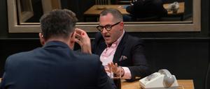 Julian Reichelt bei Kurt Krömer im Verhörraum. 