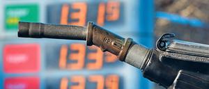 Hinter einer Zapfpistole sind am 11.11.2015 an einer Tankstelle in Kaufbeuren (Bayern) Benzinpreise zu sehen.