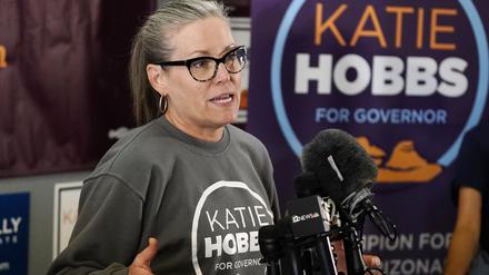 Katie Hobbs spricht bei einer Wahlkampfveranstaltung. 