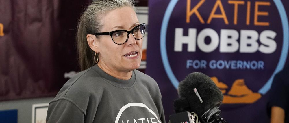 Katie Hobbs spricht bei einer Wahlkampfveranstaltung.