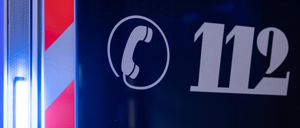 „112“ steht auf einem Rettungswagen. (Symbolfoto)