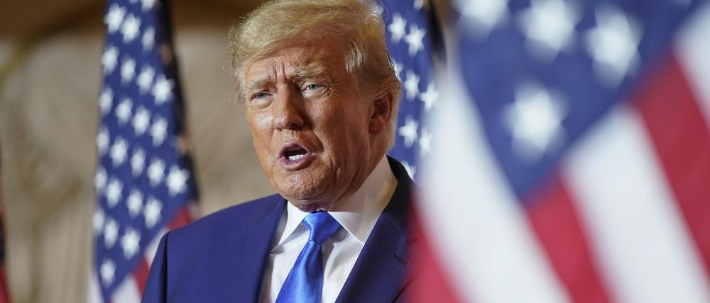 Der ehemalige Präsident Donald Trump spricht am Wahltag im Mar-a-Lago.