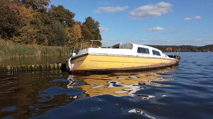 Der Kahn Yellow Submarine im Wasser.