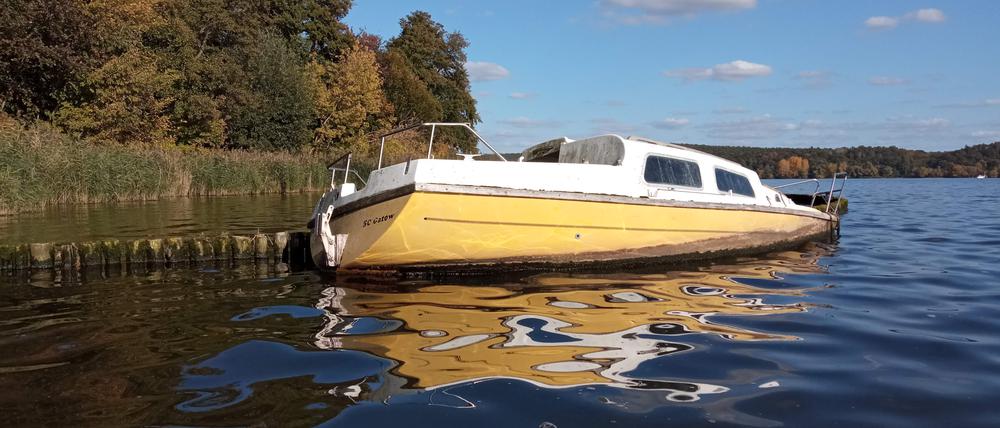 Der Kahn Yellow Submarine im Wasser.
