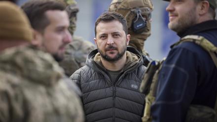 Wolodymyr Selenskyj (M), Präsident der Ukraine, ist umgeben von Sicherheitskräften, während er einen Rundgang durch die zurückeroberte Stadt Cherson macht. 