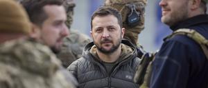 Wolodymyr Selenskyj (M), Präsident der Ukraine, ist umgeben von Sicherheitskräften, während er einen Rundgang durch die zurückeroberte Stadt Cherson macht.