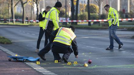 Polizeibeamte sichern nach einem Unfall auf der Wollenberger Straße, Ecke Gehrenseestraße, Spuren. Am Morgen kam es auf der Kreuzung in Hohenschönhausen zu einem tödlichen Unfall.  