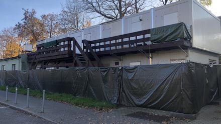 Am S-Bahnhof Grünau stehen Container, die vermietet werden