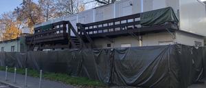 Am S-Bahnhof Grünau stehen Container, die vermietet werden
