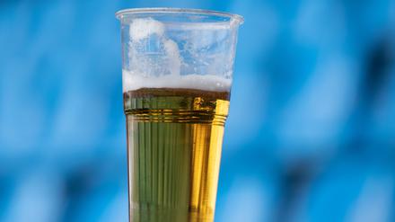  Bei der WM in Katar soll der Bierausschank doch geändert werden. (Symbolbild)