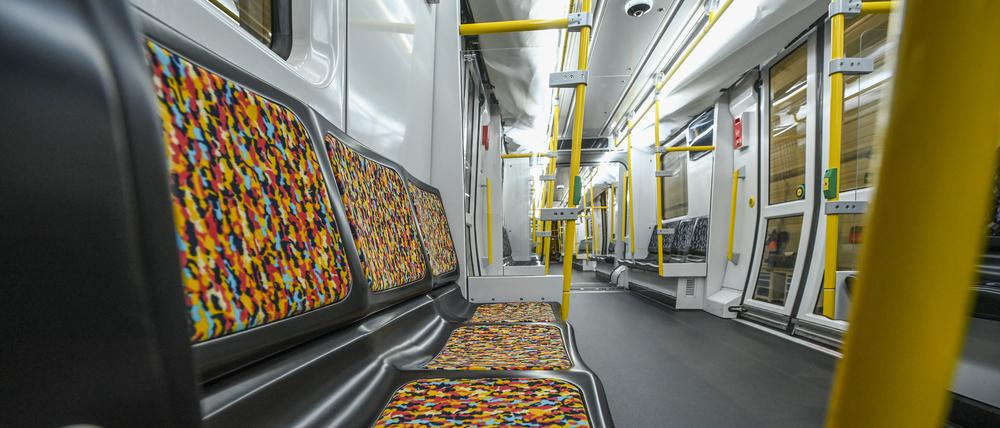 Bei einem Vor-Ort-Termin im Inbetriebnahme-Zentrum von Stadler in Velten wird der Innenraum eines Zuges der neuen Baureihe JK für eine neue geplante Berliner U-Bahnreihe vorgestellt. Hier Sitze mit dem neuen BVG-Design «Muster der Vielfalt».