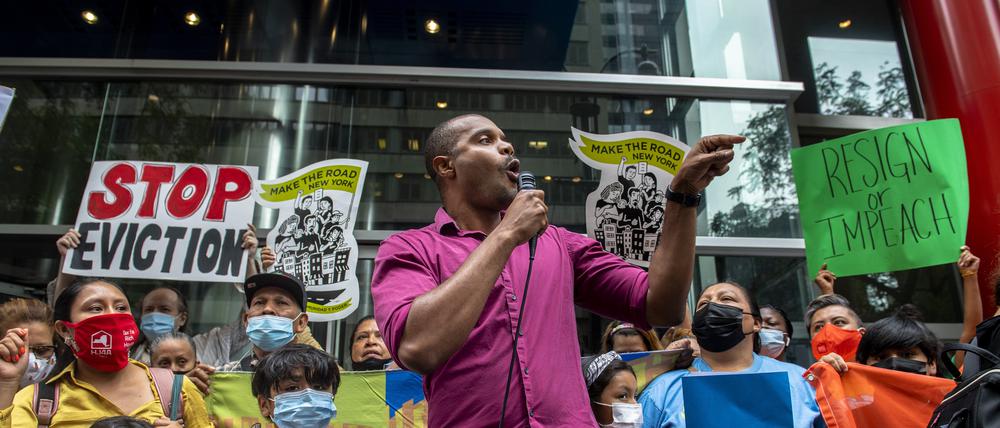 Jabari Brisport hält eine Rede bei einer Demonstration gegen Zwangsräumungen im Sommer 2021 in New York.