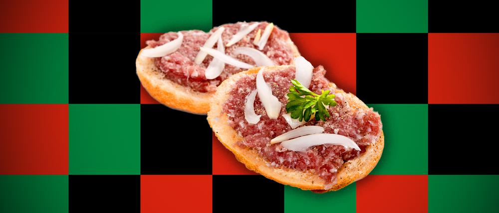 Schnell zubereitet und einladend: Kaiserbrötchen, Butter, gehacktes rohes Schweinefleisch, Zwiebeln.