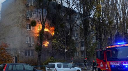 Feuerwehrleute arbeiten daran, ein Feuer in einem Wohnhaus in Kiew zu löschen, das von einem russischen Angriff getroffen wurde. 
