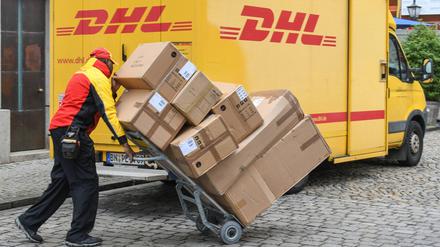 Ein DHL-Paketzusteller bei der Arbeit.